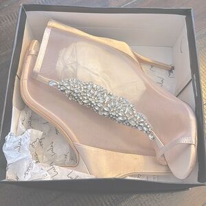 Lulus size 7.5 stunning stilettos, new in the box